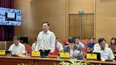 Ông Trần Cang, Giám đốc Sở Tài chính tỉnh Gia Lai giải trình các nguyên nhân ảnh hưởng đến tiến độ giải ngân vốn đầu tư công. Ảnh: Ngọc Minh. 