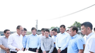Phó Bí thư Thường trực Thành ủy Nguyễn Trọng Đông kiểm tra tiến độ dọc tuyến Vành đai 2.5 (điểm kết thúc nút giao Vành đai 3 - Lĩnh Nam) trên địa bàn phường Vĩnh Hưng.