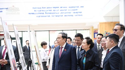 Chủ tịch Quốc hội Trần Thanh Mẫn và Phu nhân thăm Trường liên cấp số 14 mang tên Chủ tịch Hồ Chí Minh ở Mông Cổ. Ảnh: Dương Dung/QH.