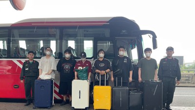 Nhóm người nước ngoài bị trục xuất 