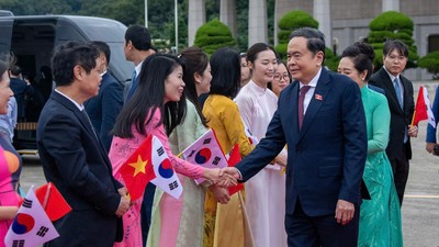 Cán bộ, nhân viên Đại sứ quán Việt Nam tại Mông Cổ chào đón Chủ tịch Quốc hội Trần Thanh Mẫn và Phu nhân cùng Đoàn đại biểu cấp cao Việt Nam. Ảnh: QH.