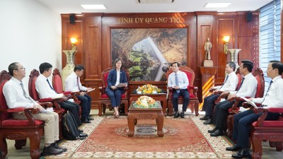 Bí thư Tỉnh ủy Quảng Trị Nguyễn Văn Phương và Giám đốc WWF khu vực Đông Nam Á Sang Eun Lee trao đổi các nội dung hợp tác. Ảnh: Hồng Mến