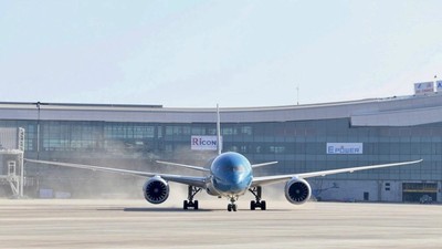 Sáng 19/12/2025, chuyến bay thương mại đầu tiên do Vietnam Airlines khai thác khai thác đã chính thức hạ cánh tại Cảng hàng không quốc tế Long Thành.