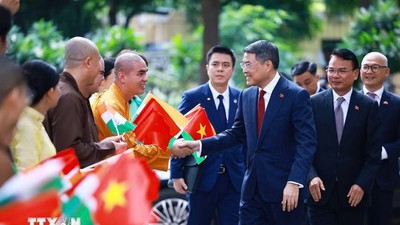 [Ảnh] Thủ tướng Lê Minh Hưng dâng hoa tại Tượng Chủ tịch Hồ Chí Minh ở New Delhi 