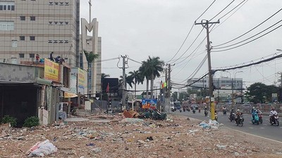 Giải phóng mặt bằng để mở rộng Quốc lộ 13 đoạn qua phường Hiệp Bình, TP.HCM - Ảnh: Lê Toàn