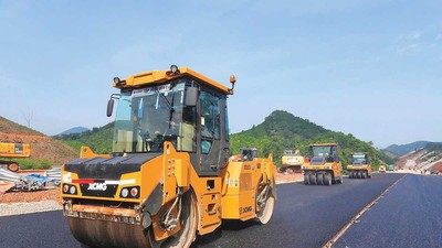 Thi công thảm bê tông nhựa nóng tại Dự án đường cao tốc Hữu Nghị - Chi Lăng