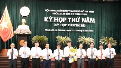 Lãnh đạo Thành phố tặng hoa chúc mừng ông Trương Minh Huy Vũ. Ản: TT