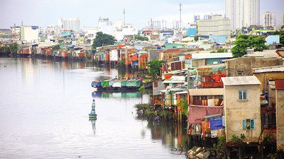 Khu vực ven kênh Đông, Quận 8 cũ hiện còn hàng nghìn căn nhà lụp xụp ven kênh - Ảnh: Lê Toàn