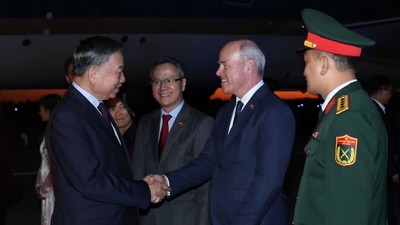 Quan chức Chính phủ Canada và cán bộ, nhân viên Đại sứ quán Việt Nam đón Tổng Bí thư, Chủ tịch nước Tô Lâm tại sân bay quốc tế Mcdonald-Cartier, Ottawa. (Ảnh: Thống Nhất/TTXVN)