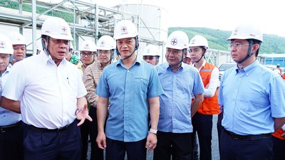 Lãnh đạo tỉnh Quảng Trị và lãnh đạo Tập đoàn EVN kiểm tra thực địa dự án Trung tâm Nhiệt điện Quảng Trạch. Ảnh: Mỹ Hạnh - Trường Nhật