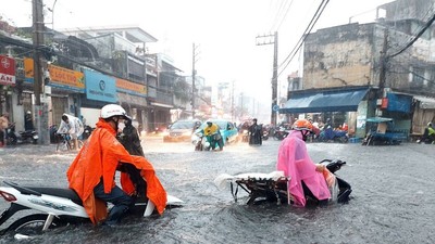 Nhiều tuyến đường tại TP.HCM ngập sâu mỗi khi trời mưa - Ảnh: MQ