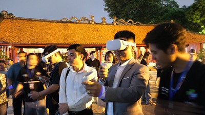 Du khách trải nghiệm công nghệ thực tế ảo tại Văn Miếu - Quốc Tử Giám. Ảnh: Hạnh Phúc.