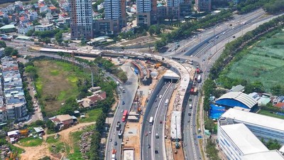 Thi công dự án nút giao thông An Phú - Ảnh: Lê Toàn