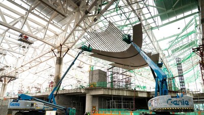 Thi công hoàn thiện mái và trần Nhà ga hành khách T2, Cảng hàng không quốc tế Phú Quốc. 