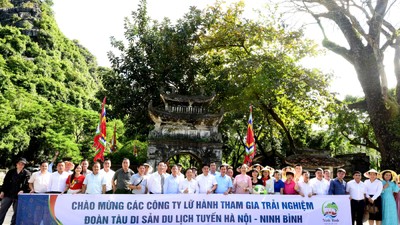 Các đại biểu chụp hình lưu niệm tại Khu Du lịch Thung Ui, Ninh Bình.