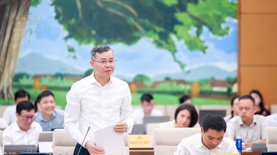 Bộ trưởng Bộ Tài chính Ngô Văn Tuấn trình bày tờ trình dự án luật - Ảnh: QH. 
