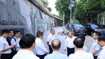 Chủ tịch UBND TP. Hà Nội Vũ Đại Thắng cùng Đoàn công tác kiểm tra thực địa tại khu vực 131 vòm cầu đường sắt phía Nam cầu Long Biên (Phùng Hưng - Gầm Cầu). Ảnh: Lê Hải.