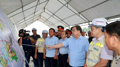 Phó Thủ tướng Thường trực Chính phủ Phạm Gia Túc kiểm tra tiến độ dự án mở rộng cao tốc TP.HCM - Long Thành - Ảnh: chinhphu.vn