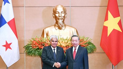 Tổng Bí thư, Chủ tịch nước Tô Lâm và Tổng thống Cộng hòa Panama José Raúl Mulino chụp ảnh chung. Ảnh: Đức Thanh.