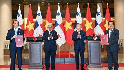 Tổng Bí thư, Chủ tịch nước Tô Lâm và Tổng thống Panama José Raúl Mulino chứng kiến lễ trao các văn kiện hợp tác giữa hai nước. Ảnh: Đức Thanh. 