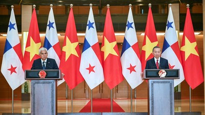 Tổng Bí thư, Chủ tịch nước Tô Lâm và Tổng thống Cộng hòa Panama José Raúl Mulino gặp gỡ báo chí sau hội đàm. Ảnh: Đức Thanh.