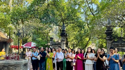 Đoàn đại biểu dâng hương tại Đền Sóc, tìm hiểu những giá trị lịch sử, văn hóa gắn với truyền thuyết Thánh Gióng. 
