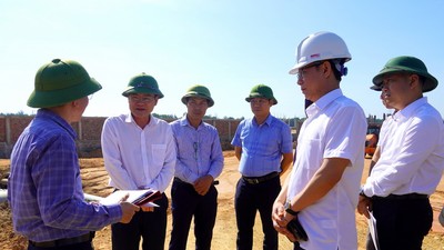 Phó chủ tịch UBND tỉnh Quảng Trị Phan Phong Phú (thứ hai từ trái sang) kiểm tra tiến độ dự án Hệ thống đường nối từ trung tâm thành phố đi sân bay Đồng Hới