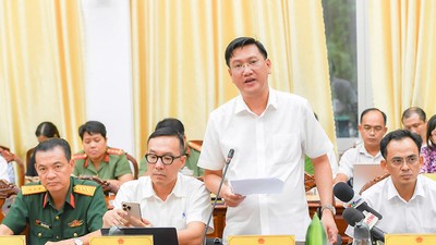 Ông Mai Văn Tân, Giám đốc Sở Xây dựng TP. Cần Thơ thông tin về các công trình/dự án trên địa bàn Thành phố tại cuộc họp báo quý III/2026 do UBND TP. Cần Thơ tổ chức