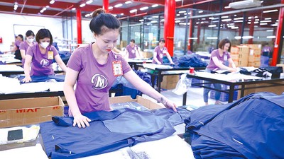 Doanh nghiệp dệt may tăng tốc sản xuất để đáp ứng đơn hàng cuối năm (Ảnh: Lê Toàn)