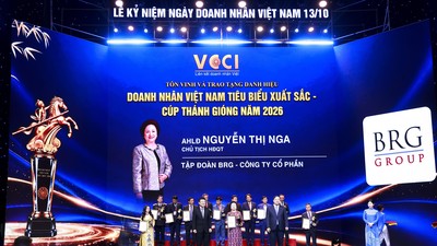 Ủy viên Bộ Chính trị, Phó Thủ tướng Thường trực Chính phủ Phạm Gia Túc và Chủ tịch VCCI Hồ Sỹ Hùng trao tặng Cúp Thánh Gióng cho Anh hùng Lao động Nguyễn Thị Nga