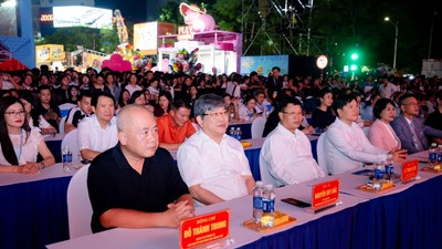 Đại biểu tham dự khai mạc Games ON: Hải Phòng 2026 tại Quảng trường Nhà hát thành phố.