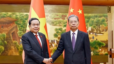 Chủ tịch Quốc hội Trần Thanh Mẫn và Ủy viên trưởng Ủy ban thường vụ Đại hội Đại biểu Nhân dân toàn quốc Trung Quốc Triệu Lạc Tế chụp ảnh chung. Ảnh: Doãn Tấn/TTXVN