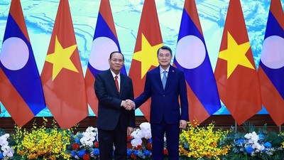 Thủ tướng Lê Minh Hưng tiếp đồng chí Vilay Lakhamfong, Thường trực Ban Bí thư Trung ương Đảng Nhân dân Cách mạng Lào. (Ảnh: Dương Giang/TTXVN)
