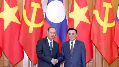 Đồng chí Trần Cẩm Tú, Ủy viên Bộ Chính trị, Thường trực Ban Bí thư chủ trì Lễ đón đồng chí Vilay Lakhamphong, Ủy viên Bộ Chính trị, Thường trực Ban Bí thư Lào. (Ảnh: Phương Hoa/TTXVN)
