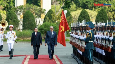 Tổng Bí thư, Chủ tịch nước Tô Lâm và Tổng thống Thụy Sĩ Guy Parmelin duyệt Đội danh dự Quân đội nhân dân Việt Nam.