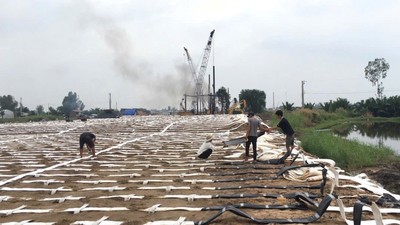 Đắp nền đường Dự án cao tốc Châu Đốc-Cần Thơ-Sóc Trăng. 