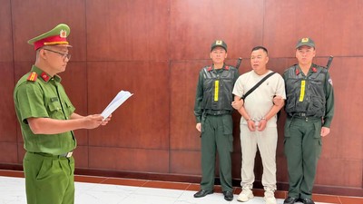 Cơ quan công an thực hiện lệnh bắt tạm giam SUN YUPENG (Tôn Bằng)