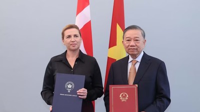 Tổng Bí thư, Chủ tịch nước Tô Lâm và Thủ tướng Đan Mạch Mette Frederiksen trao Tuyên bố chung về việc thiết lập quan hệ Đối tác chiến lược toàn diện Việt Nam-Đan Mạch. (Ảnh: Thống Nhất/TTXVN)