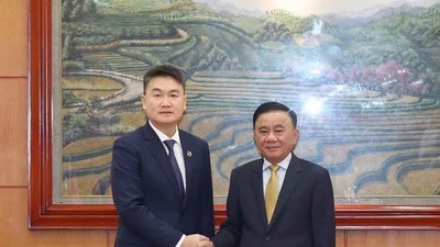 Thường trực Ban Bí thư Trần Cẩm Tú và Ủy viên Trung ương Đảng, Bí thư Trung ương Đoàn Thanh niên Nhân dân Cách mạng Lào Thongly Sisoulith. (Ảnh: Phương Hoa/TTXVN)