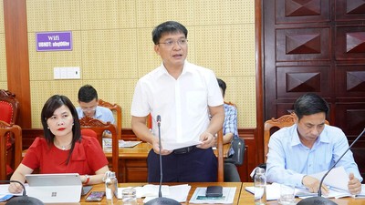 Ông Nguyễn Đức Tân, Phó giám đốc Trung tâm Xúc tiến đầu tư, Thương mại và Du lịch tỉnh Quảng Trị báo cáo tại buổi làm việc