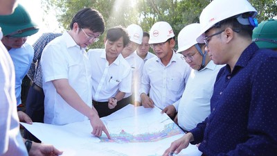 Chủ tịch UBND tỉnh Quảng Trị Bùi Hoàng Phương (thứ hai từ trái ảnh) kiểm tra các dự án do Tập đoàn Việt Phương và SamHoldings đề xuất tại khu vực cảng Mỹ Thủy. Ảnh: Phạm Mỹ Hạnh.