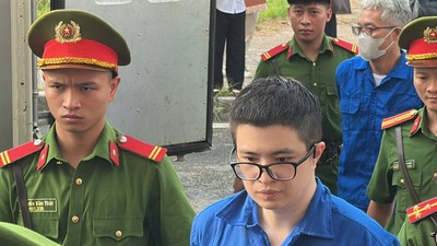 Phó Đức Nam (TikToker Mr Pips) bị áp giải đến tòa.
