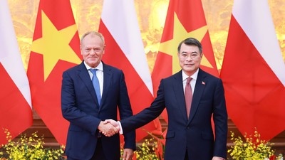 Thủ tướng Chính phủ Lê Minh Hưng và Thủ tướng Donald Tusk chụp ảnh chung.