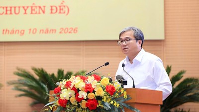 Phó Chủ tịch UBND TP. Hà Nội Trương Việt Dũng trình bày tờ trình tại kỳ họp. Ảnh: Thành Thái Hùng.