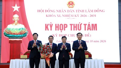 Ông Nguyễn Bá Út (cầm hoa) được bầu giữ chức Phó Chủ tịch UBND tỉnh Lâm Đồng.