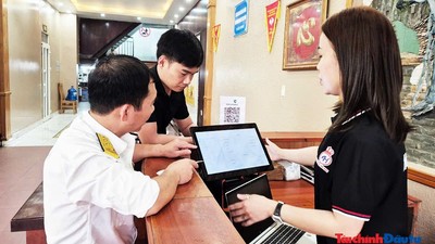 Công chức Thuế tỉnh Bắc Ninh hỗ trợ hộ kinh doanh làm sạch mã số thuế. Ảnh: Đức Thanh