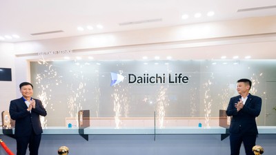 Ông Trần Đình Quân (trái) – Chủ tịch Hội đồng Thành viên Daiichi Life Việt Nam, và ông Đặng Hồng Hải – Tổng Giám đốc Daiichi Life Việt Nam, thực hiện nghi thức ra mắt nhận diện thương hiệu mới tại Trụ sở chính