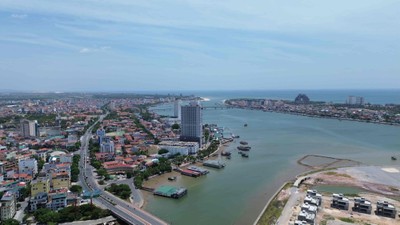 Sông Nhật Lệ có nhiều tiềm năng về phát triển loại hình du lịch đường thuỷ. Ảnh: Ngọc Tân