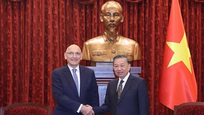 Tổng Bí thư, Chủ tịch nước Tô Lâm tiếp Đặc phái viên Tổng thống Azerbaijan Elchin Amirbayov. (Ảnh: Thống Nhất/TTXVN)