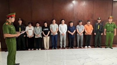 Công an TP.HCM tống đạt quyết định khởi tố đối với các đối tượng liên quan.